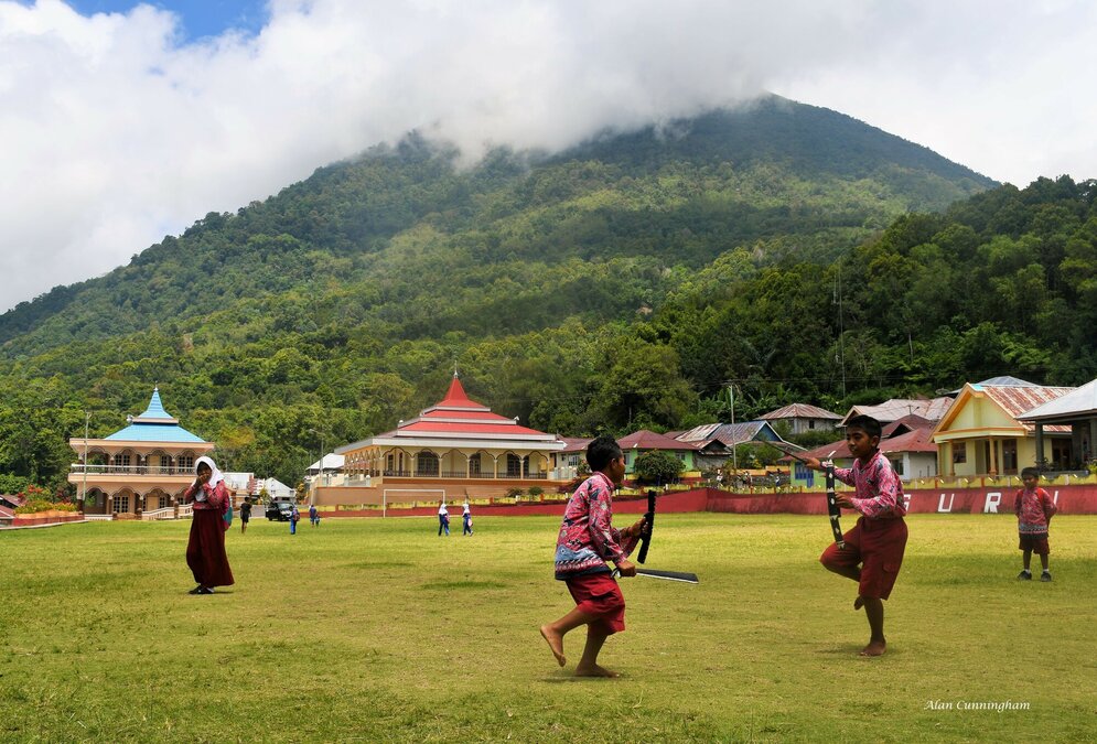 Insel Tidore, Molukken: Kinder bei traditionellem Tanz