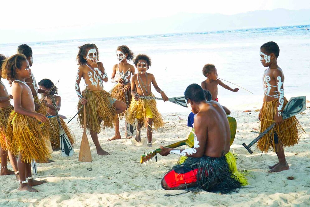 Raja Ampat: Papua Kids bei Sang und Tanz