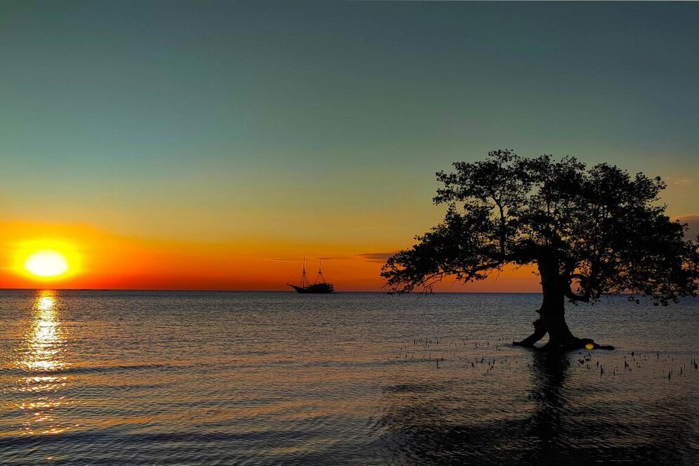 Malerischer Sonnenuntergang, Insel Sumbawa